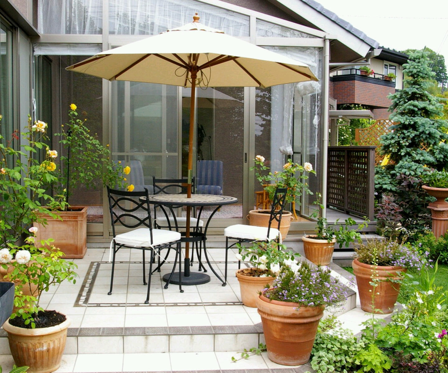 Modern luxury homes beautiful garden designs ideas.  Modern Home Designs