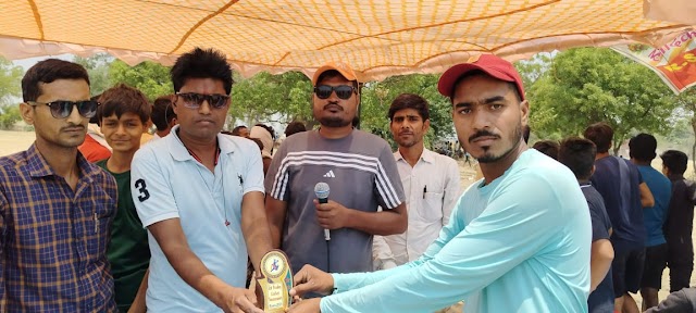 पाण्डेय क्रिकेट टूर्नामेंट के आज आखिरी लीग मैच में शहाबुद्दीन पुर और सांडी के बीच मुकाबला खेला गया 