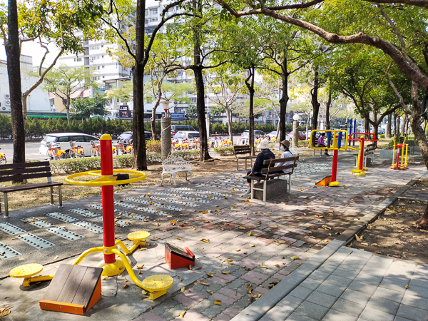 台中大里環保公園有台戰車的公園，還有兒童遊戲區和體健設施