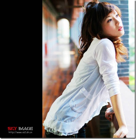 Beautiful woman's portrait in ancient dwelling_-2147483642