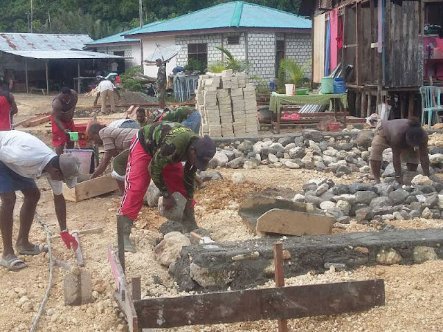 Sukseskan TMMD, Warga Kampung Cinta Tua Kompak Kerja Bersama TNI