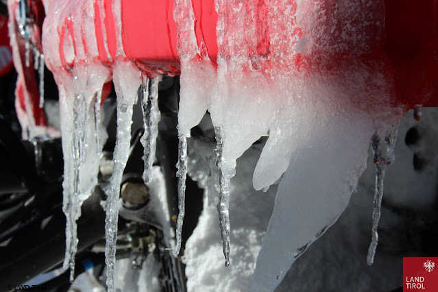 Eine großteils kalte Woche... Eis an einem Pistenfahrzeug am Stubaier Gletscher. (Foto: 04.04.2023)