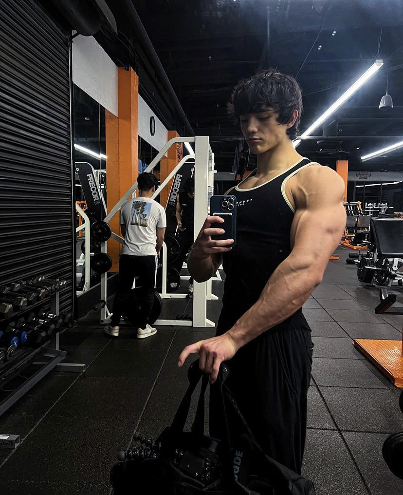 sexy-young-strong-bro-gabe-deutsch-big-veiny-biceps-gym-selfie