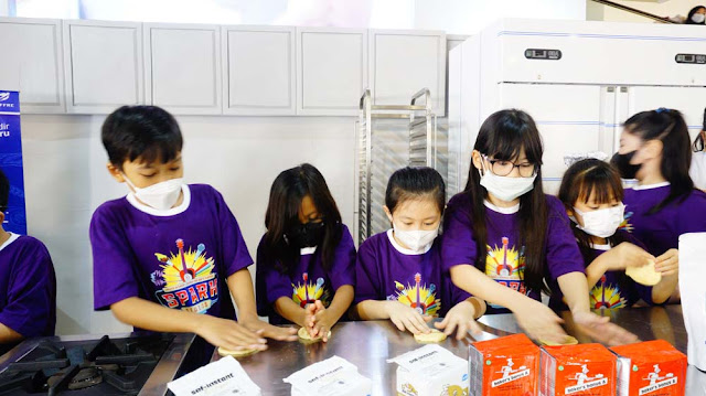 Siswa Kelas 3 SD Kalam Kudus Ikuti Pembelajaran Variatif Membuat Kue