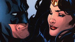 BatMan may mắn hôn được Wonder Women nhờ điều này