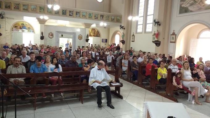 FIÉIS CELEBRAM A PÁSCOA DO SENHOR NO SANTUÁRIO DE ALBERTINA