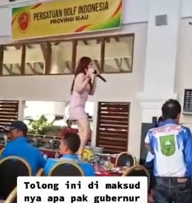 wanita berjoget diatas meja gubernur Riau