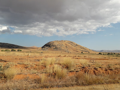 paisajes-deserticos-extensiones-de-tierra-arida-isalo-madagascar