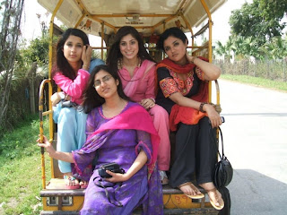 4 Pakistani Hot College Girls Picture in Riksha