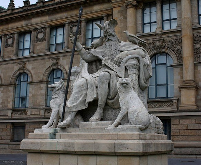 Статуя Одина (Вотана) работы Вильгельма Энгельхарда (1888 г.) в Ганновере, Германия