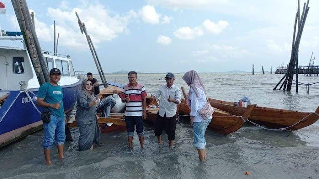 Anggota DPRD Karimun Beri Bantuan Tiga Perahu Ketinting ke Nelayan Desa Pongkar