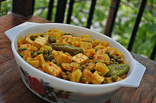 http://cupcakeluvs.blogspot.dk/2015/05/aloo-mattar-paneer.html