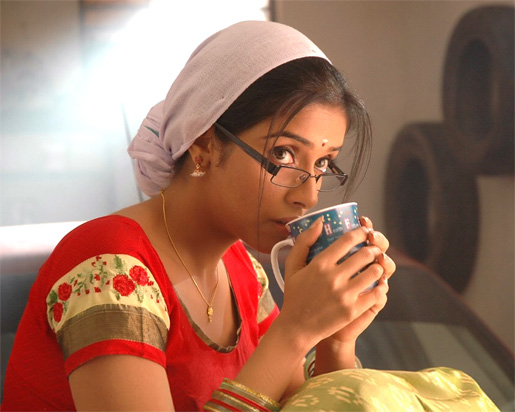 desi-indian-ghajini-fame-asin-drinking-coffee