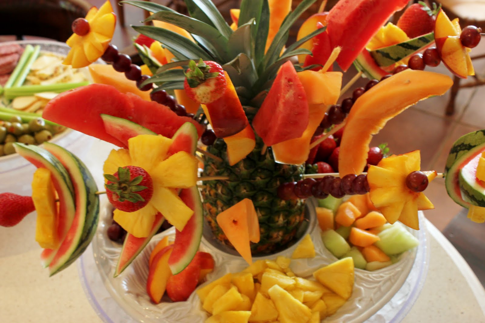 https://blogger.googleusercontent.com/img/b/R29vZ2xl/AVvXsEgw9NqRBjng3JnHk18nknHLEjqk7zElPI7n77EkaESa056hoIDOUmjQddtjPLJj8mu3oj22CHE6s3AaXjgOYzVNW18Lp4PrlQ49FwWv0RFnUZKLy4EKWmB1gqGYUG4ULjBJ-N-RScKfHM9F/s1600/Fruit+Tray+Appetiser+Fruit+Art+Fruit+Flowers+Decorating.jpg