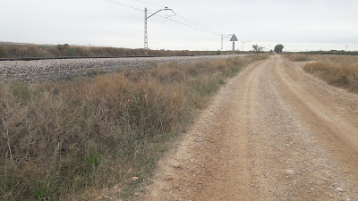 Camí de Sant Jaume de Compostela - Venta de Santa Lucia a Fuentes de Ebro, Camí de Fuentes a Pina paral·lel a la línia ferroviària entre Saragossa i Tarragona