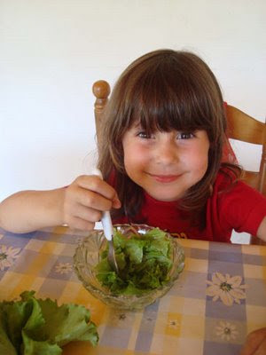 Cecilia comiendo su lechuga