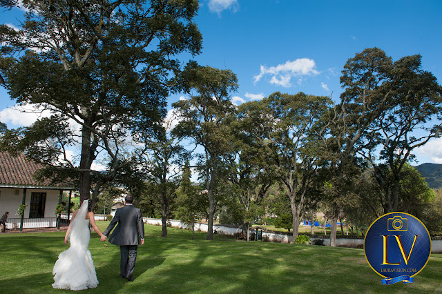 novios caminando de espaldas