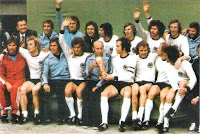 SELECCIÓN DE LA REPÚBLICA FEDERAL DE ALEMANIA. Temporada 1973-74. Deckert, Hottges, Maier, Flohe, Gerd Müller, Grabowski, Breitner, Schwarsenbeck y Cullmann. Nigburg, Hoeness, Heynckes, Bonhoff, Schoen, Beckenbauer, Hölzembein, Vogts y Overath. Los jugadores alemanes celebran su segundo Campeonato Mundial. SELECCIÓN DE REPÚBLICA FEDERAL DE ALEMANIA 2 🆚 SELECCIÓN DE PAÍSES BAJOS 1 Domingo 07/071974, 16:00 horas. X Copa Mundial de la FIFA Alemania Federal 1974, final. Múnich, Alemania Federal, estadio Olímpico de Múnich: 75.200 espectadores. GOLES: ⚽0-1: Johan Neeskens. ⚽1-1: 25’, Paul Breitner. ⚽2-1: 43’, Gerd Müller.