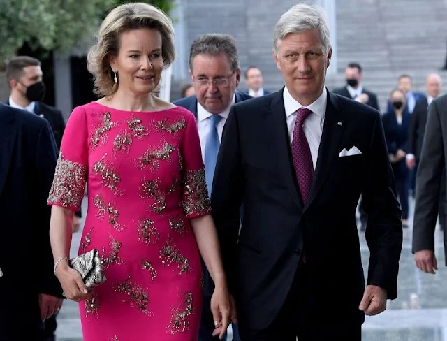 President of Greece Katerina Sakellaropoulou and Pavlos Kotsonis. Queen Mathilde wore a fuchsia embroidered dress by Dries van Noten