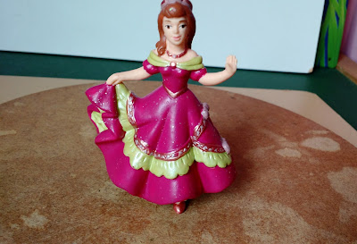 Miniatura de vinil estática de princesa bordô, detalhes verde - 8,5  cm de altura , marca ISO-SEL 2008 France  R$ 18,00