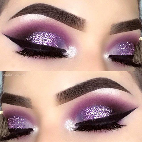 Maquillaje de ojos violeta con glitter