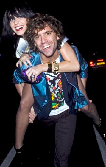 Foto de Mika feliz con cantante