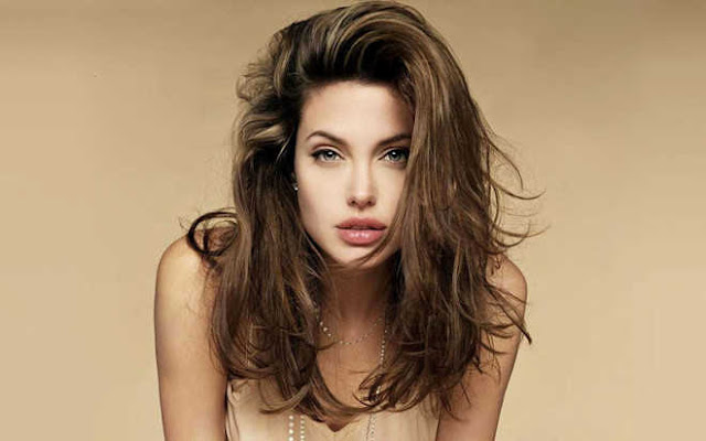 Bộ ảnh áo tắm năm 16 tuổi của Angelina Jolie gây chú ý