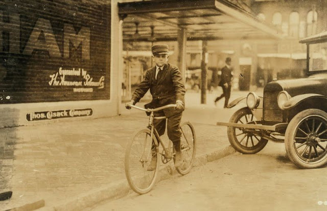 Niños trabajando como mensajeros en bicicleta a principios del siglo XX