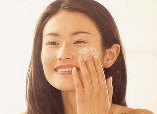 woman apply retinol