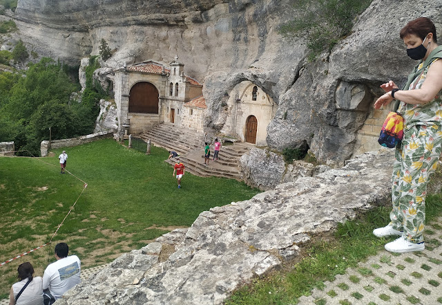 Turistas en Ojo Guareña.