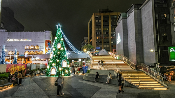 台北捷運中山站線形公園聖誕節燈飾，聖誕樹、紅相框、燈海隧道
