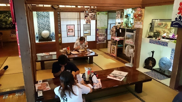 沖縄そば海産物料理店楚辺の店内の写真