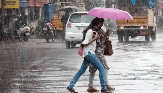 வடக்கு, கிழக்கு மற்றும்  சில மாவட்டங்களில்  50 மி.மீ க்கும் அதிகமான ஓரளவு பலத்த மழைவீழ்ச்சி எதிர்பார்க்கப்படுகின்றது. 