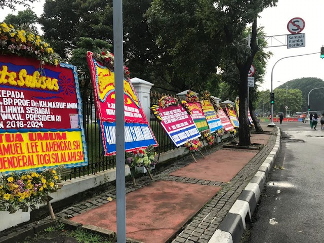 Karangan Bunga untuk Jokowi Penuhi Pagar Istana