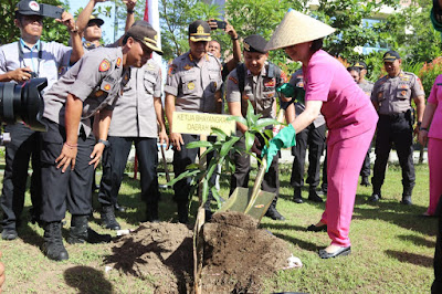 Kapolda Tanam Pohon di SPN Singaraja