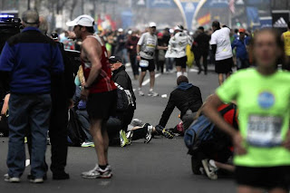 Atentados en la maratón de Boston, policía  en busca de pistas, fotos