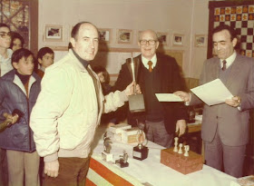 Josep Paredes Prats recogiendo uno de los trofeos del XII Torneig Obert Festa Major de Sant Andreu de Palomar 1983