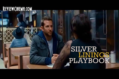 <img src="Silver Linings Playbook.jpg" alt="Silver Linings Playbook Pat mengajak Tiffany makan malam untuk menebus kesalahannya">