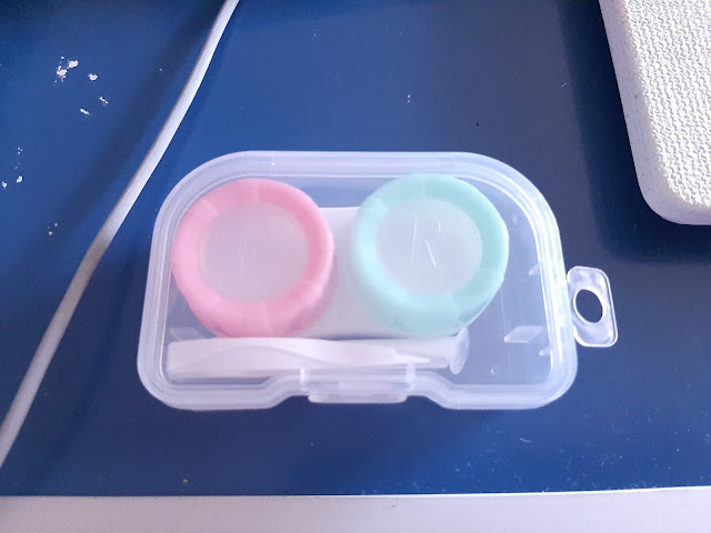 an transparent contact lenses cases