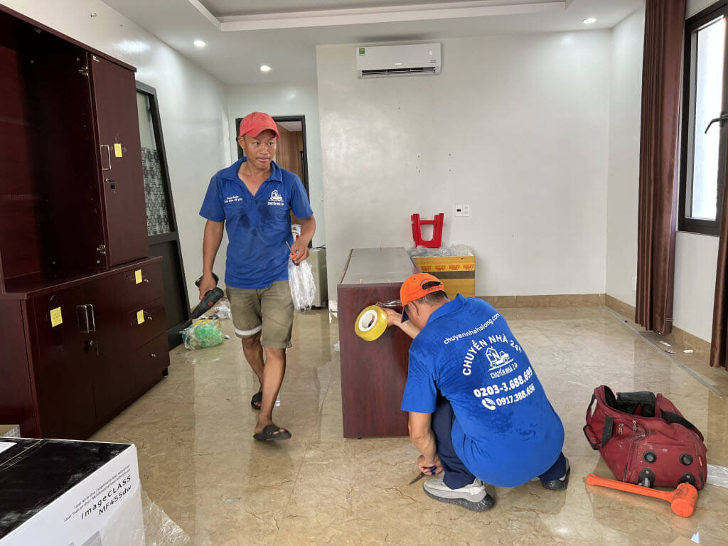 Đôi thi công chuyển văn phòng tại Uông Bí