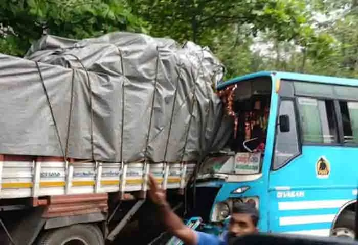 Kozhikode, News, Kerala, Accident, Injured, hospital, Kozhikode: 20 injured in bus-lorry collision.