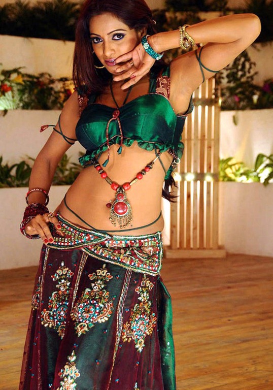 South Indian Hot actress, udaya bhanu, udaya bhanu navel show, udaya bhanu in sexy green dress