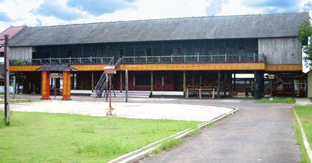  Rumah  Adat Kalimantan  Barat  Rumah  Panjang  Gambar dan 