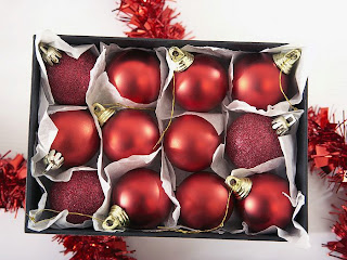 decorative xmas balls wallpaper