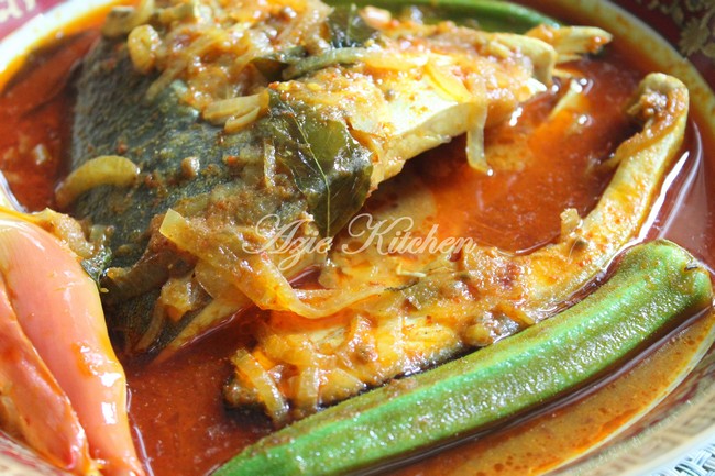 Asam Pedas Ikan Bawal Emas Versi Melaka - Azie Kitchen