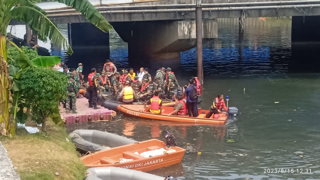  Wujud Peduli Lingkungan, Danrem 052/Wijayakrama Dampingi Pangdam Jaya Grebek Sampah Bersih-bersih Kali Ciliwung Kalijodo Jakarta Utara