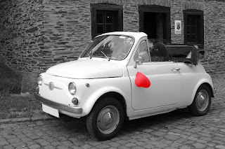 Coche pequeño con adorno de corazón