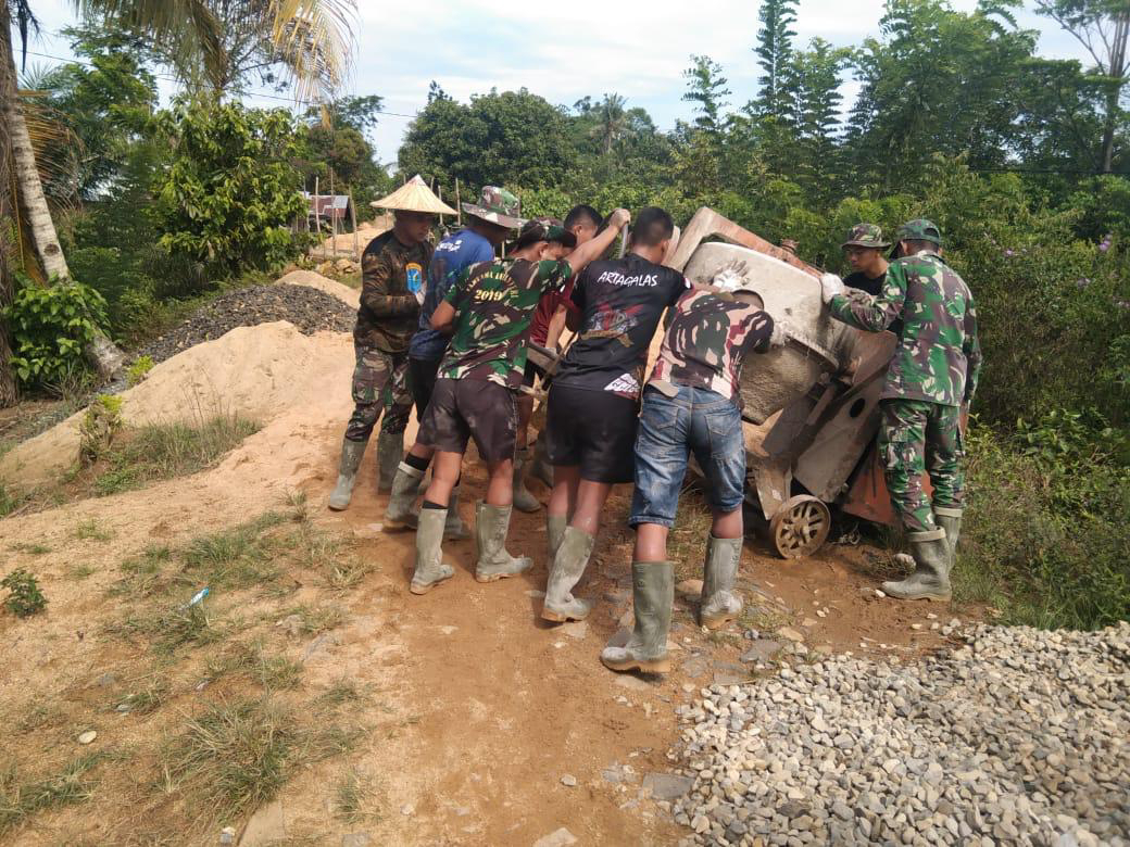 Satgas TMMD Kompak Pindahkan Mesin Molen Bersama Warga