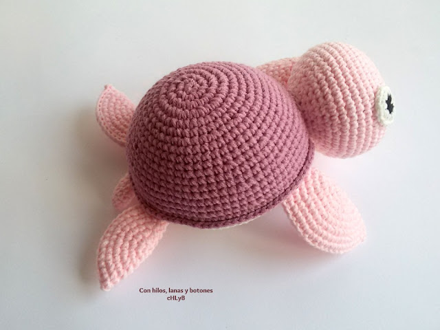 Con hilos, lanas y botones: tortuga de agua amigurumi (Vibemai)