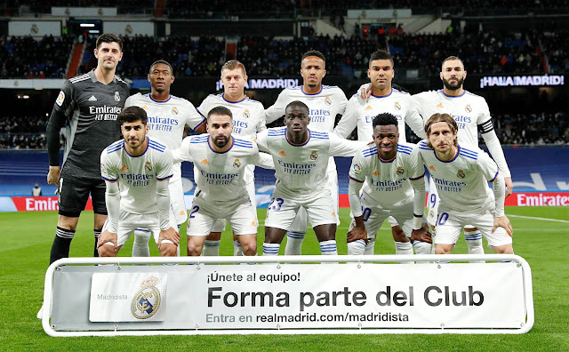 REAL MADRID C. F. Temporada 2021-22. Courtois, Alaba, Kroos, Éder Militão, Casemiro, Benzema. Marco Asensio, Carvajal, Mendy, Vinicius, Modric. REAL MADRID C. F. 2 SEVILLA F. C. 1 Domingo 28/11/2021, 21:00 horas. Campeonato de Liga de 1ª División, jornada 15. Madrid, estadio Santiago Bernabeu: 45.000 espectadores. Entrenadores: Real Madrid: Carlo Ancelotti. Sevilla: Julen Lopetegui. Árbitro: José María Sánchez Martínez, Murcia. VAR: Ricardo De Burgos Bengoechea, País Vasco. GOLES: 0-1: 12’, Rafa Mir. 1-1: 32’, Karim Benzema. 2-1: 87’, Vinicius Júnior.